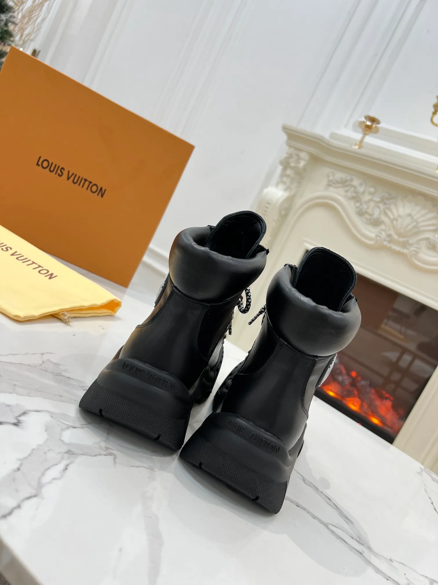 👟👟Ex-factory price 600👟👟Louis Vuitton Louis Vuitton 2022 catwalk new model, high-end customization 1:1 replica, major star Internet celebrity catwalk style, a century-old classic, comfortable on the foot, with Louis Vuitton logo embossed leather label and wear-resistant leather outsole.  Fabric: 3 colors LV presbyopic leather, black cowhide, white cowhide, lining: sheepskin, code number 35 to 40 (41 can be customized, non-returnable)